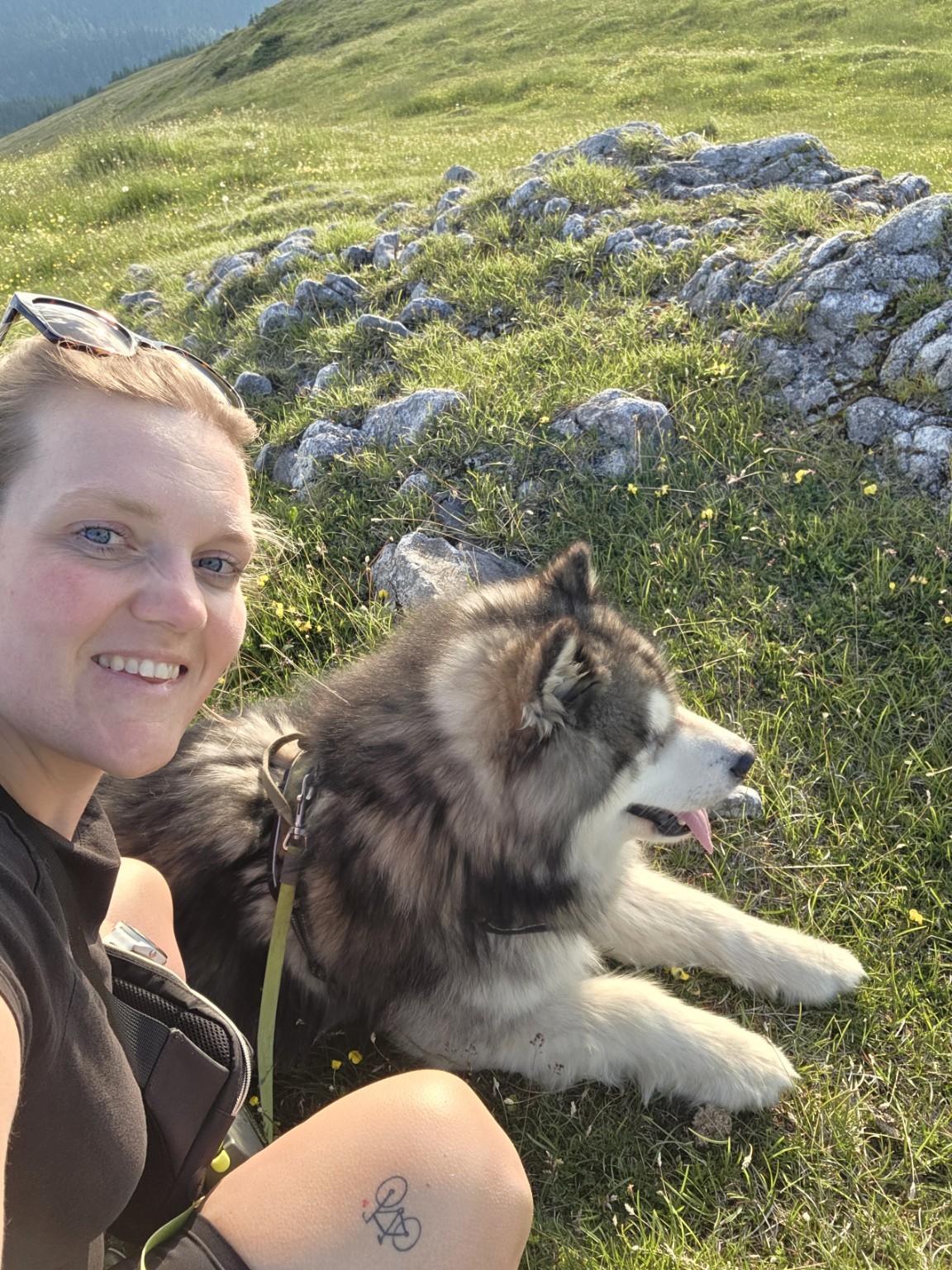 Romana mit Odin in den Bergen